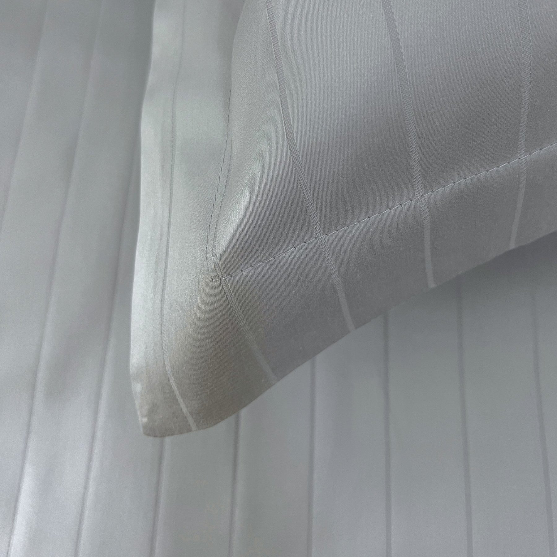 #Farbe_Ardoise Jaquard Pinstripes Kissenbezug aus ägyptischer Baumwolle in Ardoise, gefertigt aus hochwertigem Satin Stoff, ideal für puren Schlafkomfort und luxuriöse Bettwäsche.